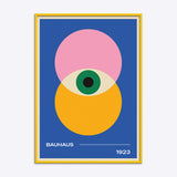 Bauhaus plakat med geometrisk design i blå, pink og gul, indrammet i en gul træramme.