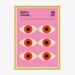 Bauhaus plakat med seks stiliserede øjne på lyserød baggrund, indrammet i gul træramme.