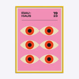 Bauhaus plakat med seks stiliserede øjne på lyserød baggrund, indrammet i gul træramme.