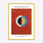 Hilma af Klint plakat med geometrisk design i gul ramme.