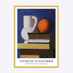 Plakat af Vilhelm Lundstrøm med titlen "Opstilling med hvid kande, appelsin og bog" i gul ramme.
