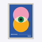 Bauhaus plakat i hvid træramme med geometrisk design i blå, pink, gul og grøn.