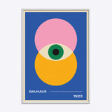 Bauhaus plakat i hvid træramme med geometrisk design i blå, pink, gul og grøn.