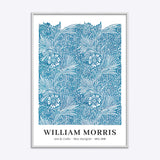William Morris plakat med blå marigold design i hvid træramme.
