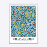 William Morris plakat med frugt- og granatæblemotiv, blå baggrund, hvid ramme.
