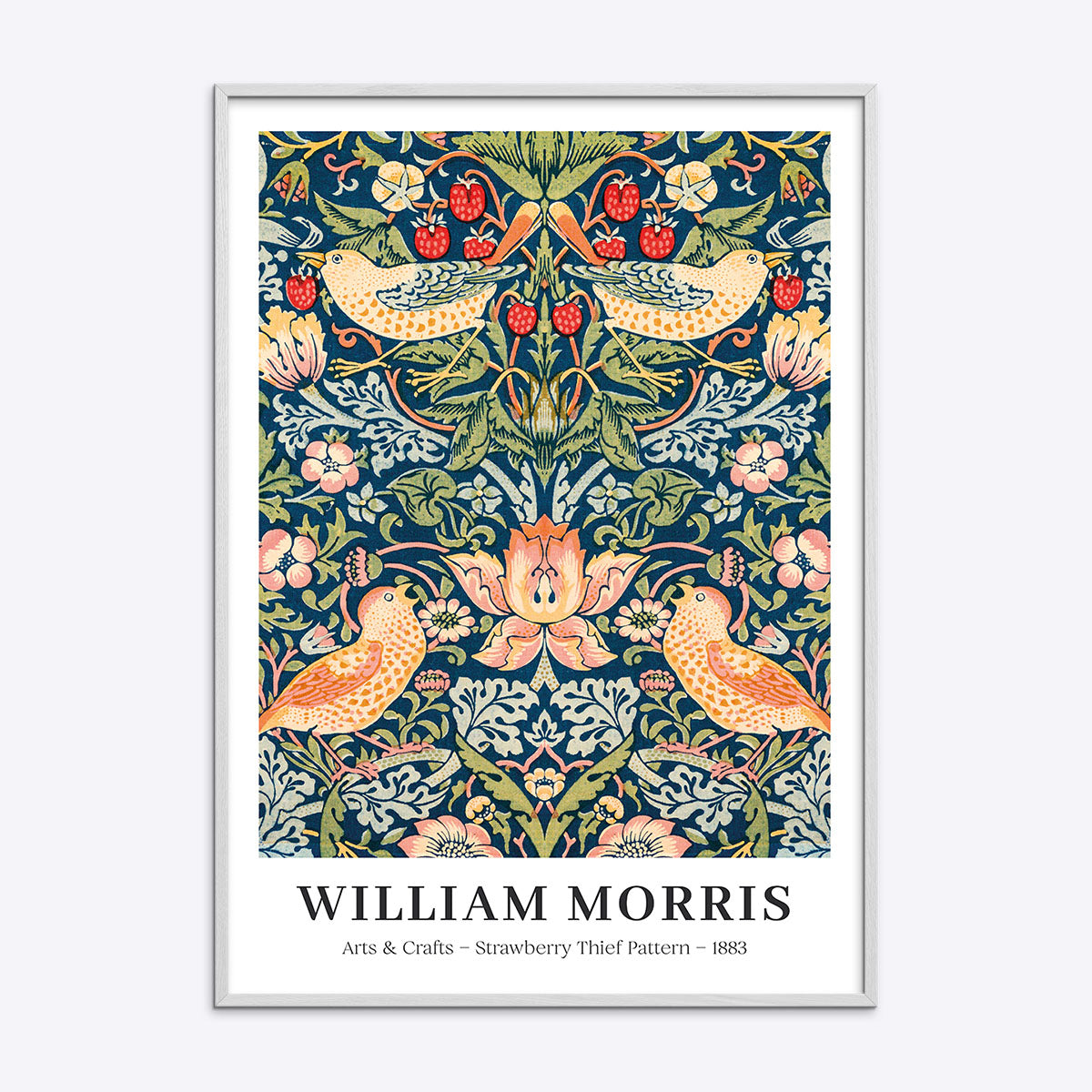 William Morris plakat med "Strawberry Thief" mønster i en hvid træramme.