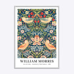 William Morris plakat med "Strawberry Thief" mønster i en hvid træramme.