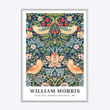 William Morris plakat med "Strawberry Thief" mønster i en hvid træramme.