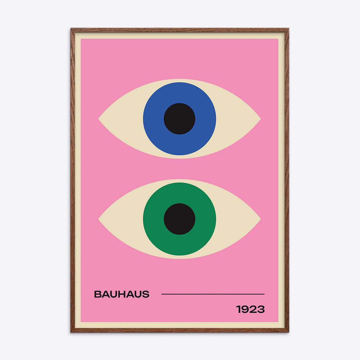 Plakat med to stiliserede øjne i blå og grøn på en lyserød baggrund, med teksten "Bauhaus 1923" nederst, indrammet i mørk naturtræsramme.