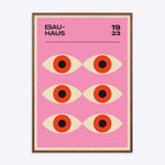 Bauhaus plakat fra 1923 med seks stiliserede øjne på lyserød baggrund, indrammet i mørk naturtræ.