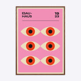 Bauhaus plakat fra 1923 med seks stiliserede øjne på lyserød baggrund, indrammet i mørk naturtræ.