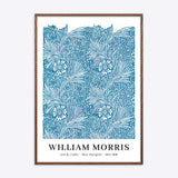 William Morris plakat med blå marigold mønster i en mørk naturtræsramme.
