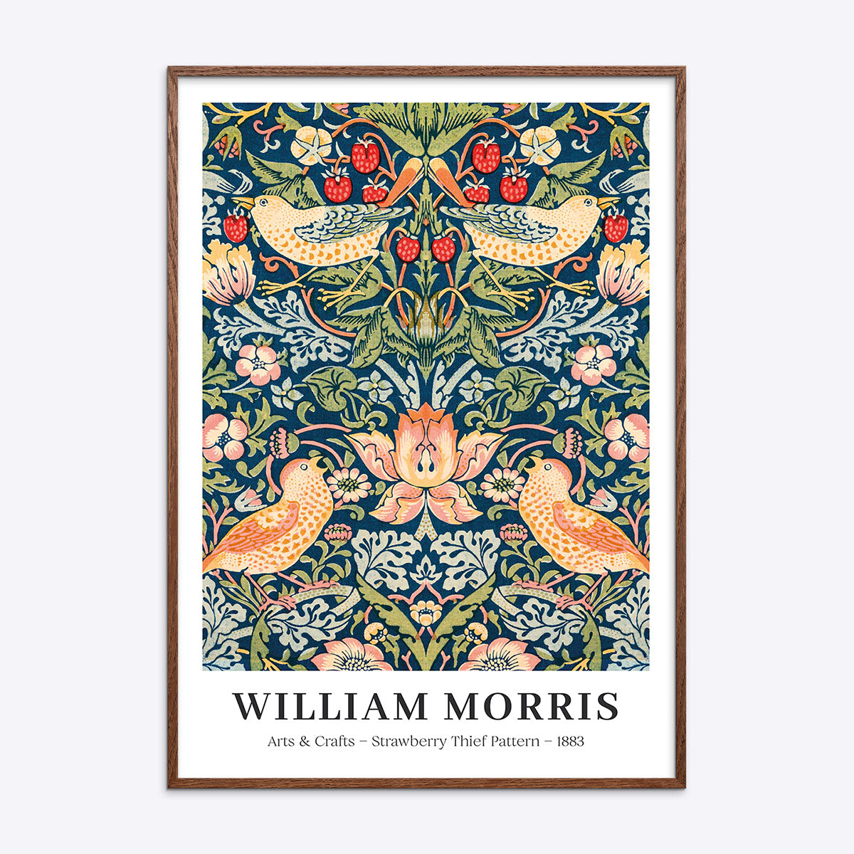 William Morris plakat med "Strawberry Thief" mønster i en mørk naturtræsramme.