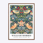 William Morris plakat med "Strawberry Thief" mønster i en mørk naturtræsramme.