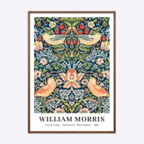 William Morris plakat med "Strawberry Thief" mønster i en mørk naturtræsramme.