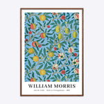 William Morris plakat med frugt- og granatæblemotiv, blå baggrund, i mørk naturtræsramme.