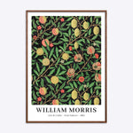 William Morris plakat med frugtmønster fra 1882 i en mørk naturtræsramme.
