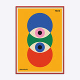 Plakat med Bauhaus-design fra 1923 i en rød træramme, med geometriske former og farver.