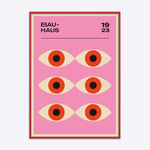 Plakat med Bauhaus-design fra 1923, viser seks stiliserede øjne på en lyserød baggrund, indrammet i en rød træramme.