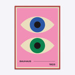 Plakat med to stiliserede øjne i blå og grøn på en lyserød baggrund, med teksten "BAUHAUS 1923" nederst.