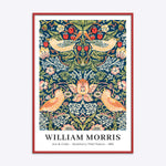 William Morris plakat med "Strawberry Thief" mønster fra 1883, indrammet i rød træramme.