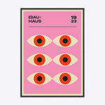 Plakat med Bauhaus-design fra 1923, viser seks stiliserede øjne på en lyserød baggrund, indrammet i sort træramme.
