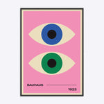 Plakat med to stiliserede øjne i blå og grøn på en lyserød baggrund, med teksten "Bauhaus 1923" nederst.