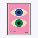 Plakat med to stiliserede øjne i blå og grøn på en lyserød baggrund, med teksten "Bauhaus 1923" nederst.