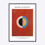 Hilma af Klint plakat med abstrakt kunstværk i rød, sort, hvid, blå og gul, indrammet i sort træramme.