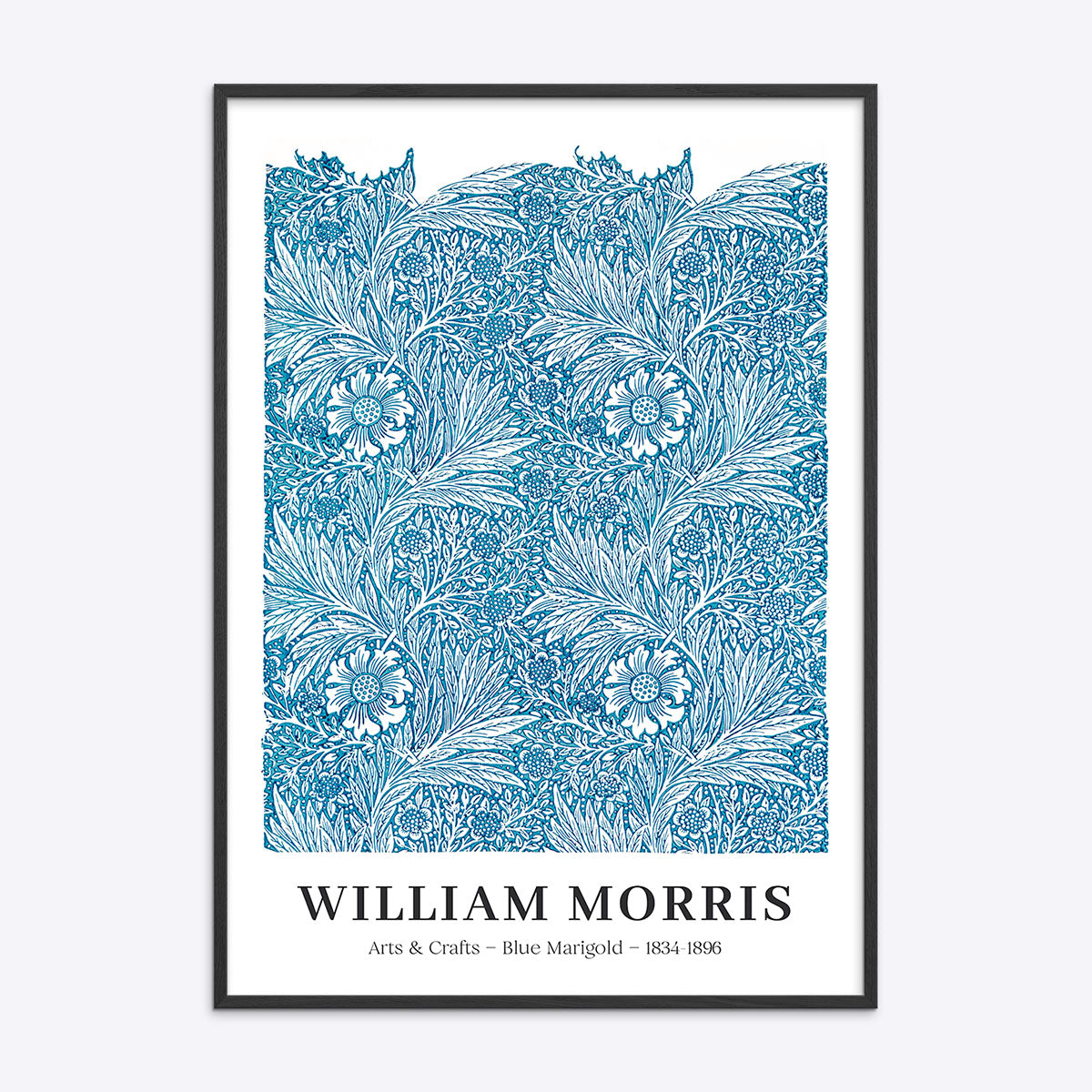 Plakat med blå blomstermønster af William Morris, kaldet "Blue Marigold", indrammet i sort træramme.