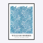 Plakat med blå blomstermønster af William Morris, kaldet "Blue Marigold", indrammet i sort træramme.