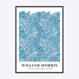 Plakat med blå blomstermønster af William Morris, kaldet "Blue Marigold", indrammet i sort træramme.
