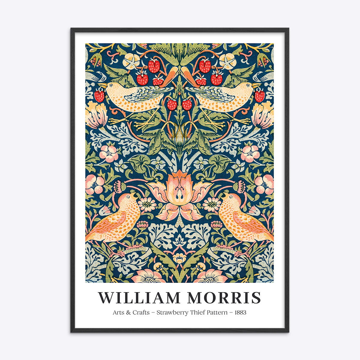 William Morris plakat med "Strawberry Thief" mønster i en sort træramme.