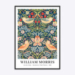William Morris plakat med "Strawberry Thief" mønster i en sort træramme.