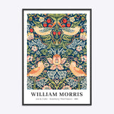 William Morris plakat med "Strawberry Thief" mønster i en sort træramme.