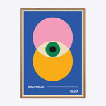 Bauhaus plakat i træramme med geometrisk design i blå, pink, gul og grøn.
