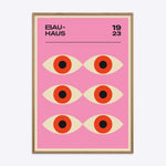 Bauhaus plakat med seks stiliserede øjne på lyserød baggrund, indrammet i naturtræsramme.