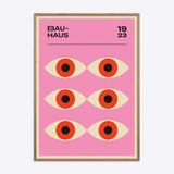 Bauhaus plakat med seks stiliserede øjne på lyserød baggrund, indrammet i naturtræsramme.