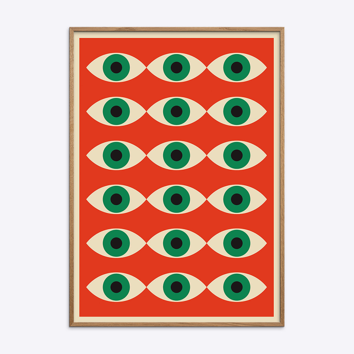 Plakat med gentagne øjenmotiver i grønne og beige nuancer på en rød baggrund, indrammet i en naturlig træramme.