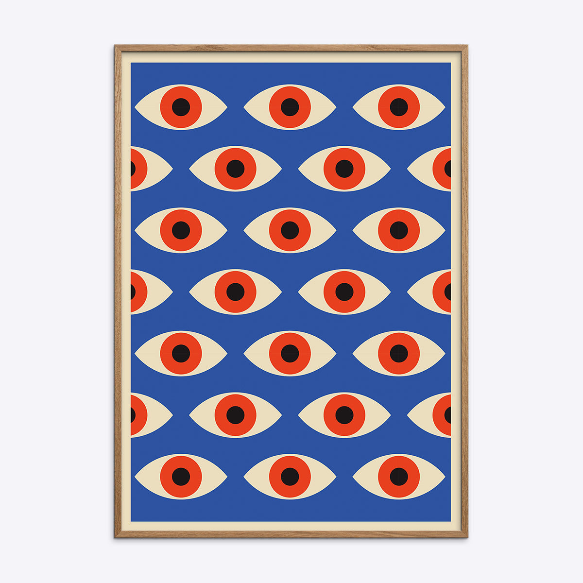Plakat med gentagne øjenmotiver på blå baggrund, indrammet i naturtræsramme.