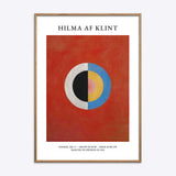 Hilma af Klint plakat med abstrakt kunstværk i rød, sort, hvid, blå og gul, indrammet i naturtræ.