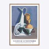 Plakat med motiv af opstilling med vandkande, håndklæde og krukker af Vilhelm Lundstrøm, 1929, i en naturtræsramme.