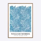 William Morris plakat med blå marigold mønster i en naturlig træramme.