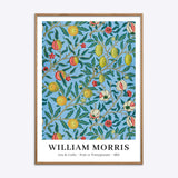 William Morris plakat med frugt- og granatæblemotiv, indrammet i naturtræsramme.