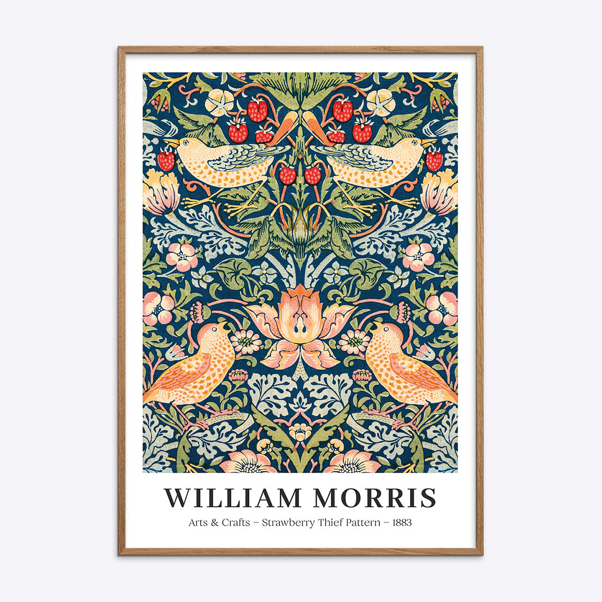William Morris plakat med "Strawberry Thief" mønster, indrammet i egetræsramme.
