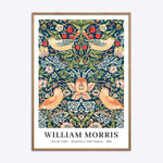 William Morris plakat med "Strawberry Thief" mønster, indrammet i egetræsramme.