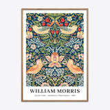 William Morris plakat med "Strawberry Thief" mønster, indrammet i egetræsramme.