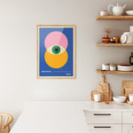 Plakat i træramme i køkken med Bauhaus design fra 1923, farverige geometriske former.