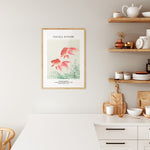 Plakat af Ohara Koson med guldfisk, indrammet og hængende i et moderne køkken.