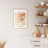 Plakat af Ohara Koson med en mejse, hængende i en træramme i et moderne køkken.